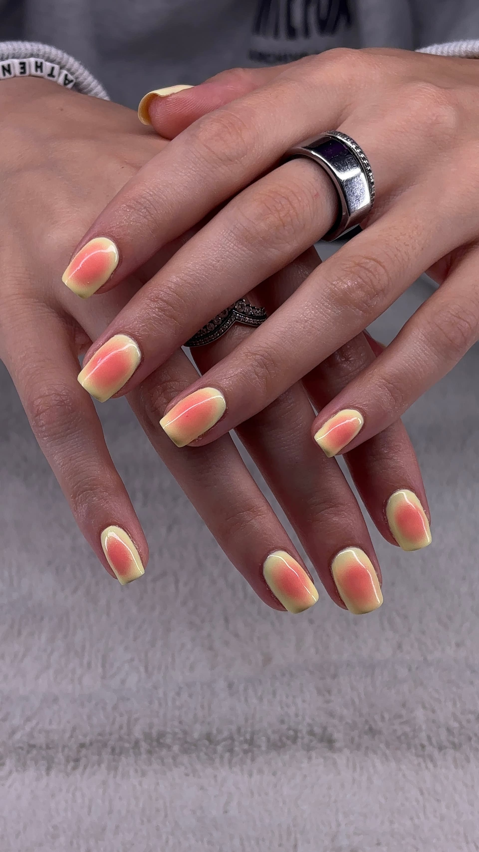 Minimalist nail art — tier 1